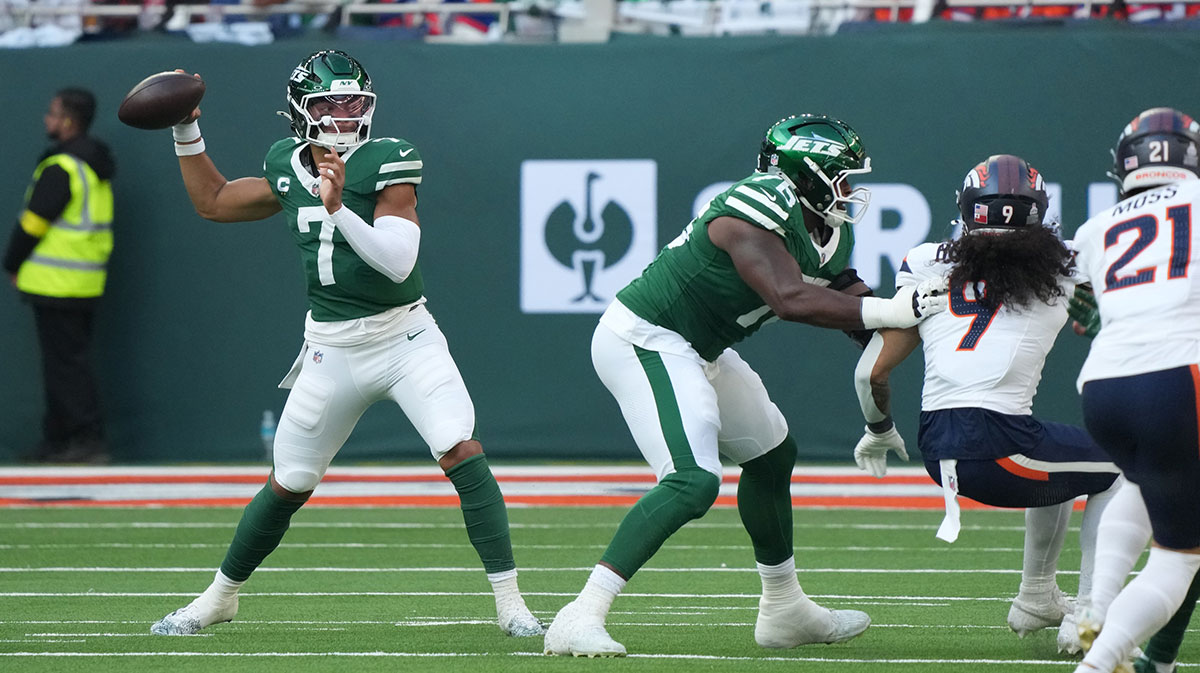 New York Jets quarterback Justin Fields (7) throws a pass against the Denver Broncos during an NFL International Series game at Tottenham Hotspur Stadium.