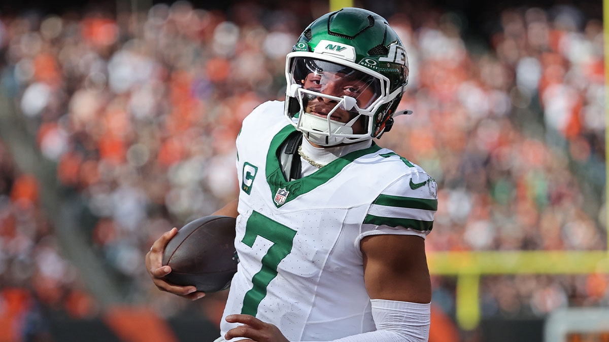 New York Jets quarterback Justin Fields (7) runs with the ball during the fourth quarter against the Cincinnati Bengals at Paycor Stadium.