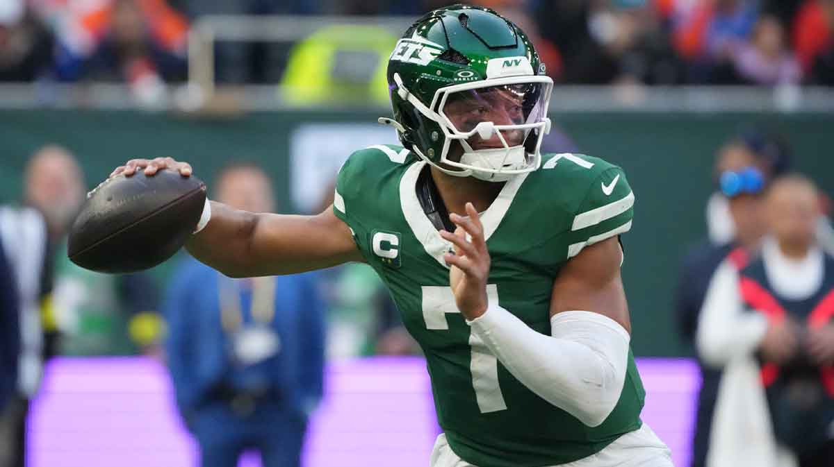New York Jets quarterback Justin Fields (7) throws a pass against the Denver Broncos during an NFL International Series game at Tottenham Hotspur Stadium.