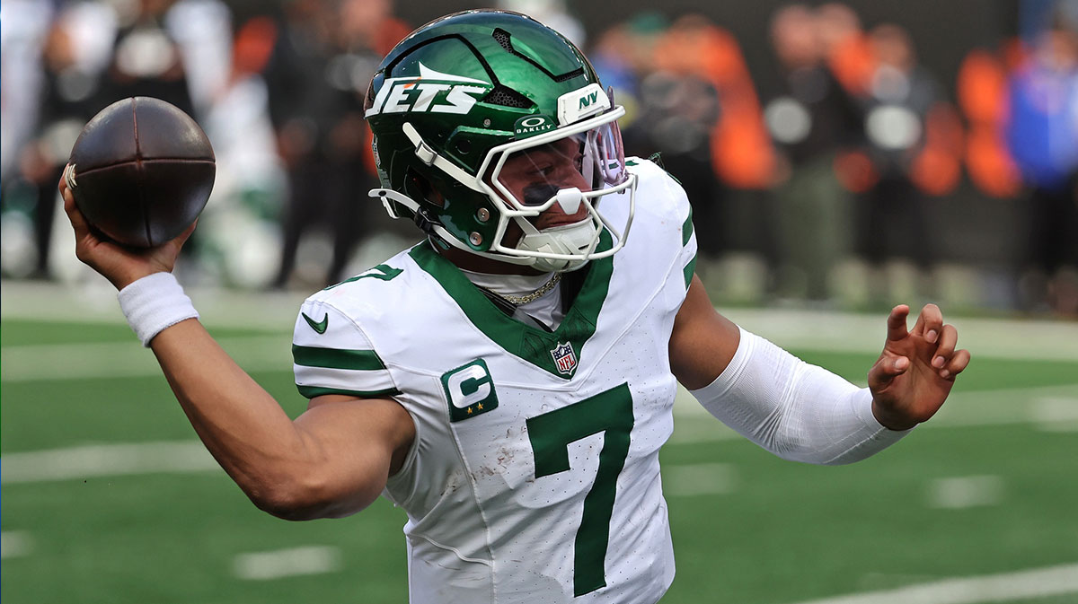 New York Jets quarterback Justin Fields (7) looks to pass the ball during the fourth quarter against the Cincinnati Bengals at Paycor Stadium.