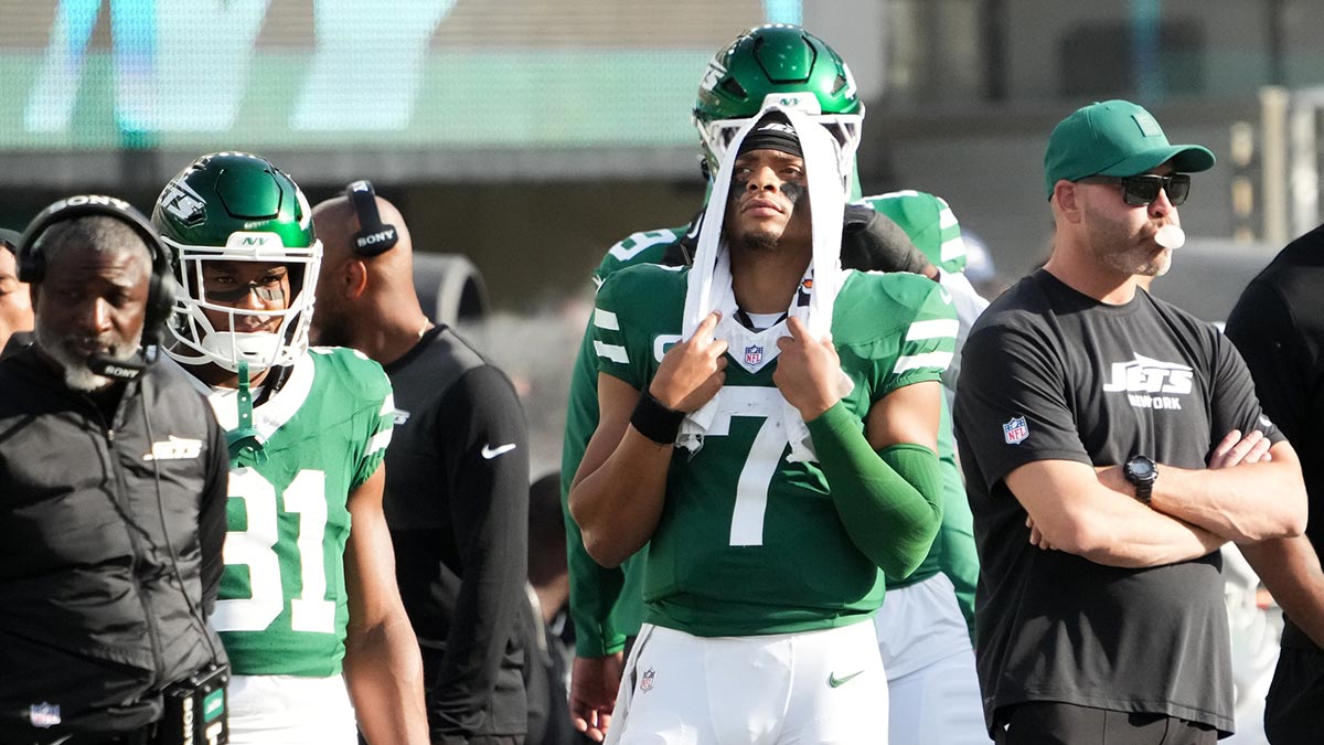 New York Jets quarterback Justin Fields (7) reacts in the fourth quarter against the Carolina Panthers at MetLife Stadium.
