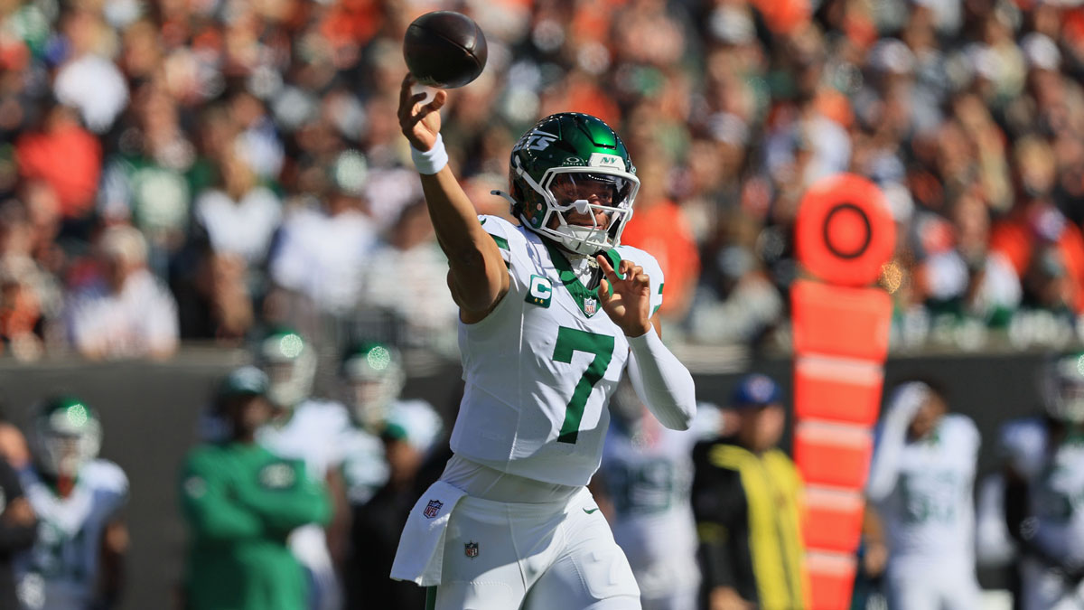New York Jets quarterback Justin Fields (7) of the New York Jets throws the ball during the game against the Cincinnati Bengals during the first quarter at Paycor Stadium.