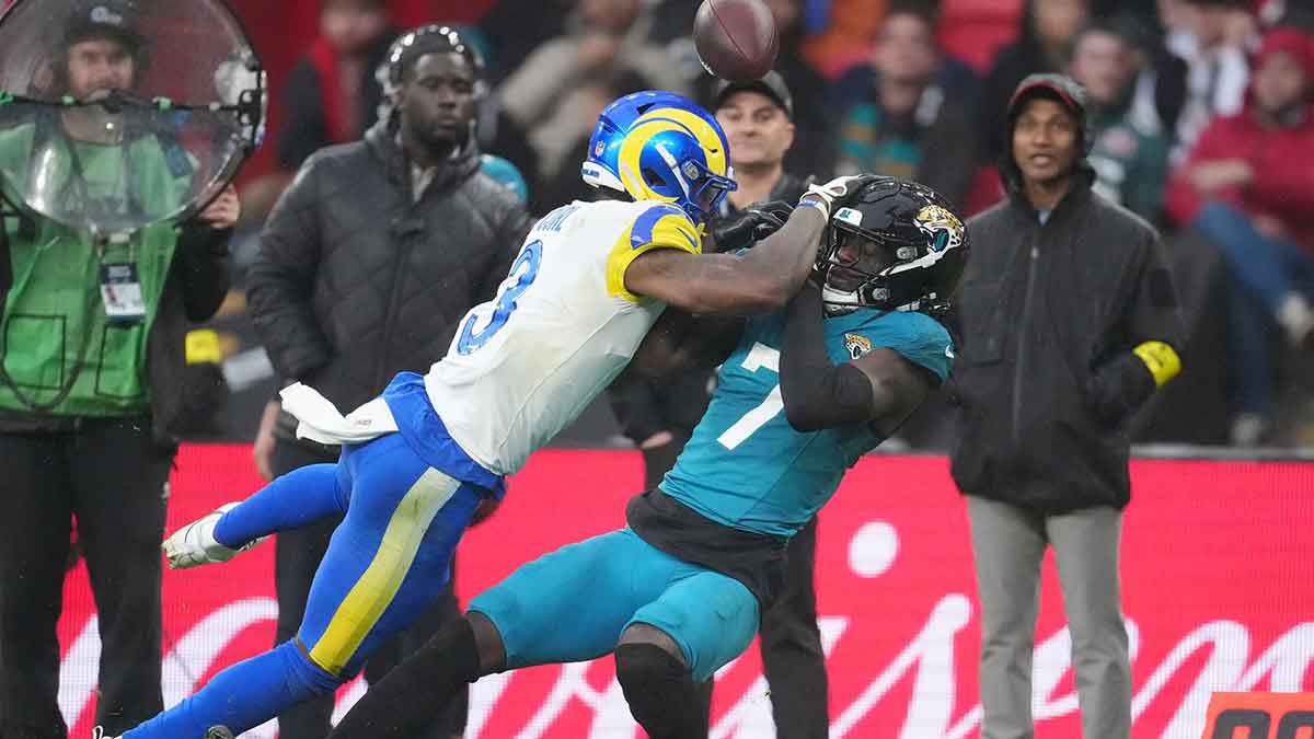 https://wp.clutchpoints.com/wp-content/uploads/2025/10/Kam-Curl-breaking-up-pass.jpg