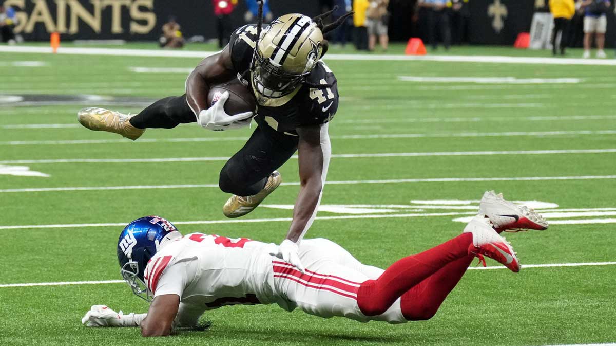 New Orleans Saints running back Alvin Kamara (41) runs the ball against the New York Giants during the second quarter at Caesars Superdome.