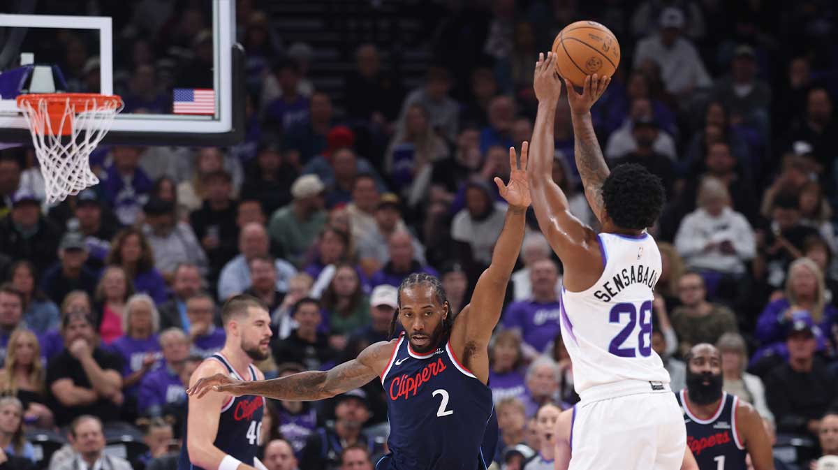 Los Angeles Clippers forward Kawhi Leonard (2) defends a three point shot by Utah Jazz forward Brice Sensabaugh (28) during the second half at Delta Center.