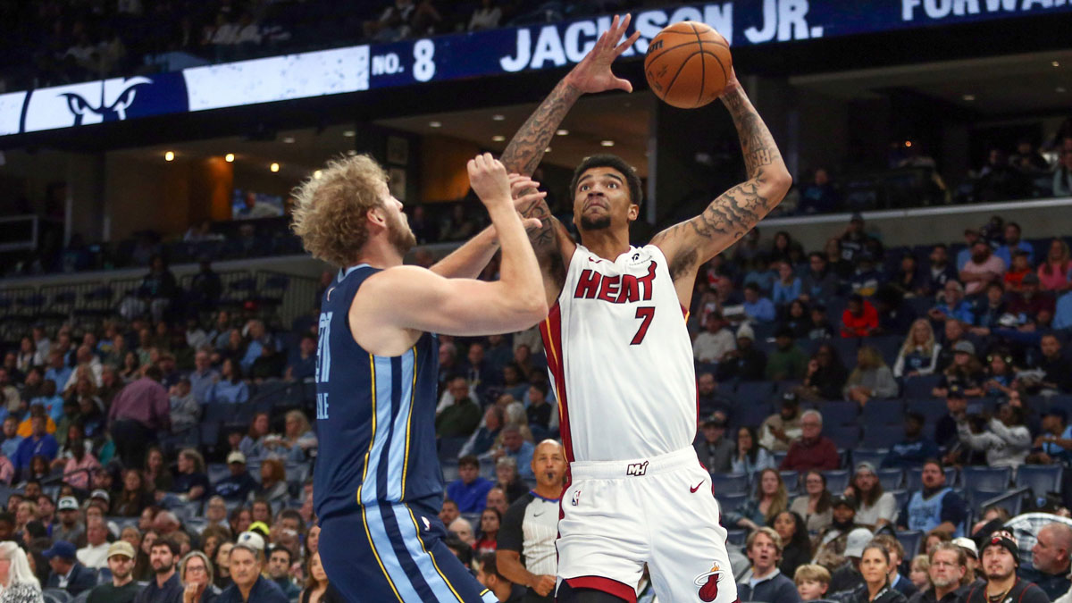 Miami Heat center Kel'el Ware (7) drives to the basket as Memphis Grizzlies center Jock Landale (31) defends during the first quarter at FedExForum.