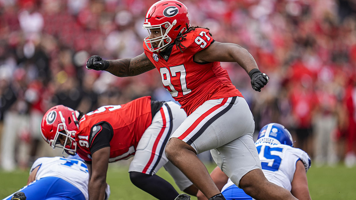 Georgia Bulldogs defensive lineman Jordan Thomas (97) fights off blocks to rush the Kentucky Wildcats quarterback at Sanford Stadium.