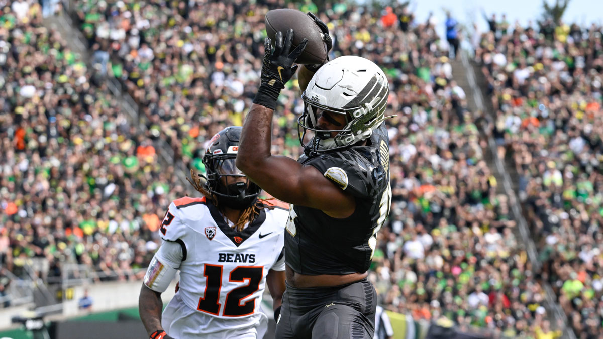 Oregon Ducks tight end Kenyon Sadiq (18) makes a reception Oregon State Beavers defensive back Tyrice Ivy Jr. (12) of the game at Autzen Stadium. Sadiq scored a touchdown on the play. Mandatory Credit: Troy Wayrynen-Imagn Images