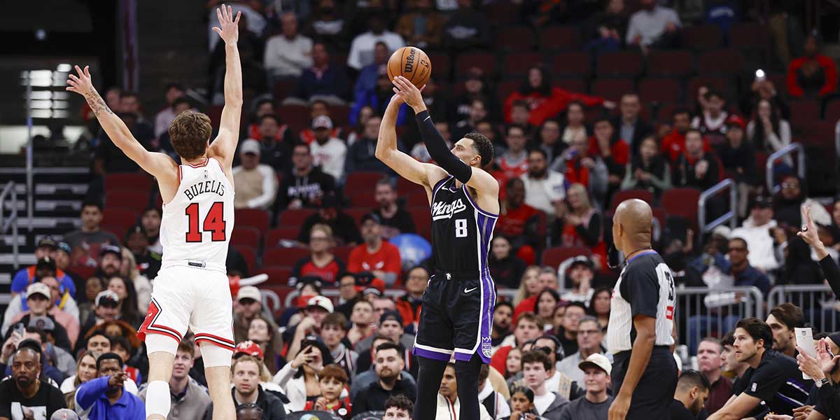 Kings guard Zach LaVine (8) shoots against Bulls