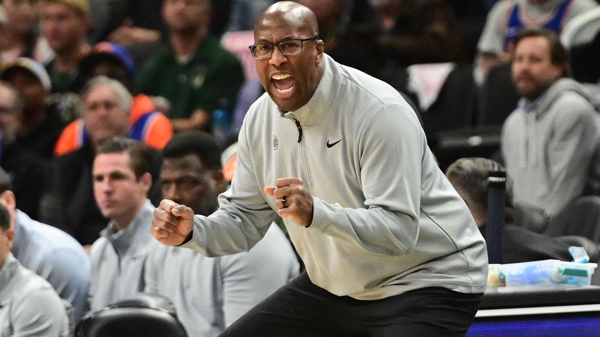New York Knicks head coach Mike Brown reacts in the 4th quarter against the Milwaukee Bucks at Fiserv Forum.