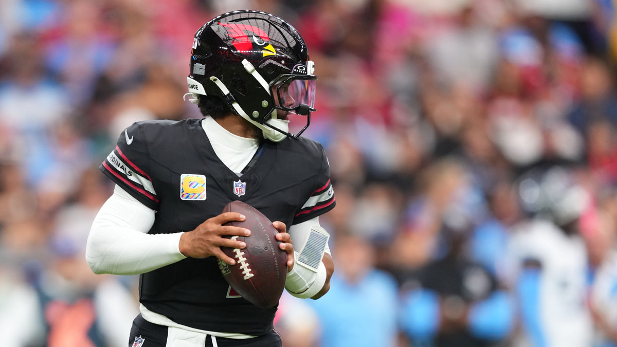 Arizona Cardinals quarterback Kyler Murray (1) looks to throw against the Tennessee Titans during the second quarter at State Farm Stadium.