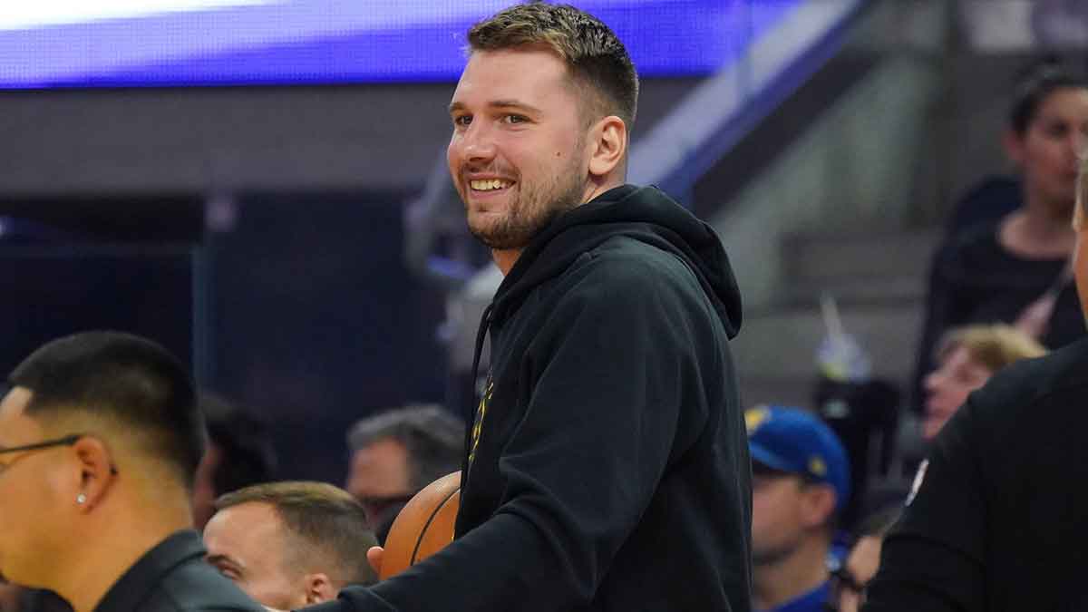 Los Angeles Lakers forward/guard Luka Doncic (77) smiles from the sidelines during the second quarter against the Golden State Warriors at Chase Center.