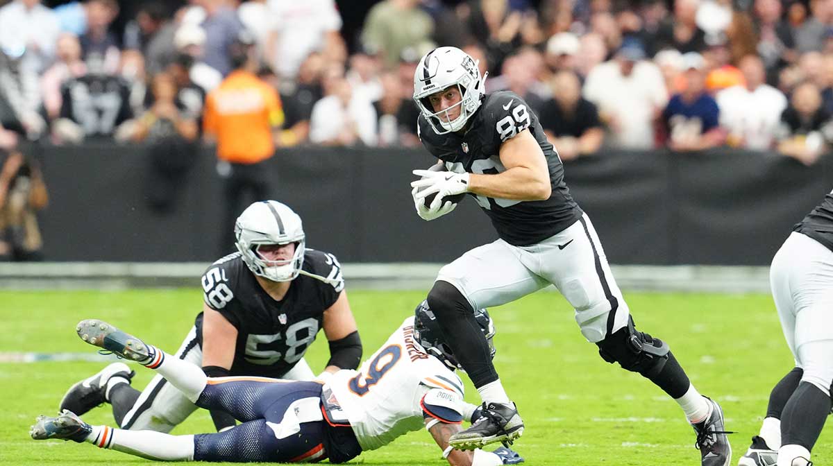 Las Vegas Raiders tight end Brock Bowers (89) runs the ball during the second half against the Chicago Bears