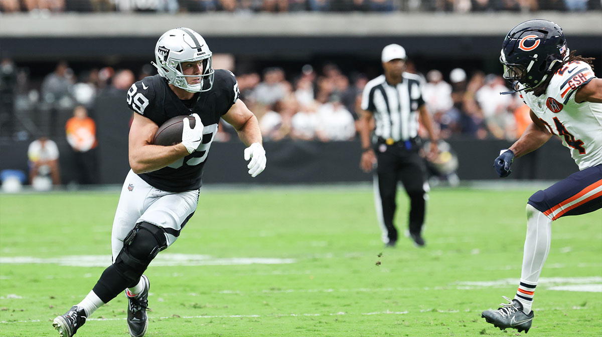 Las Vegas Raiders tight end Brock Bowers (89) runs the ball during the first quarter against the Chicago Bears at Allegiant Stadium.