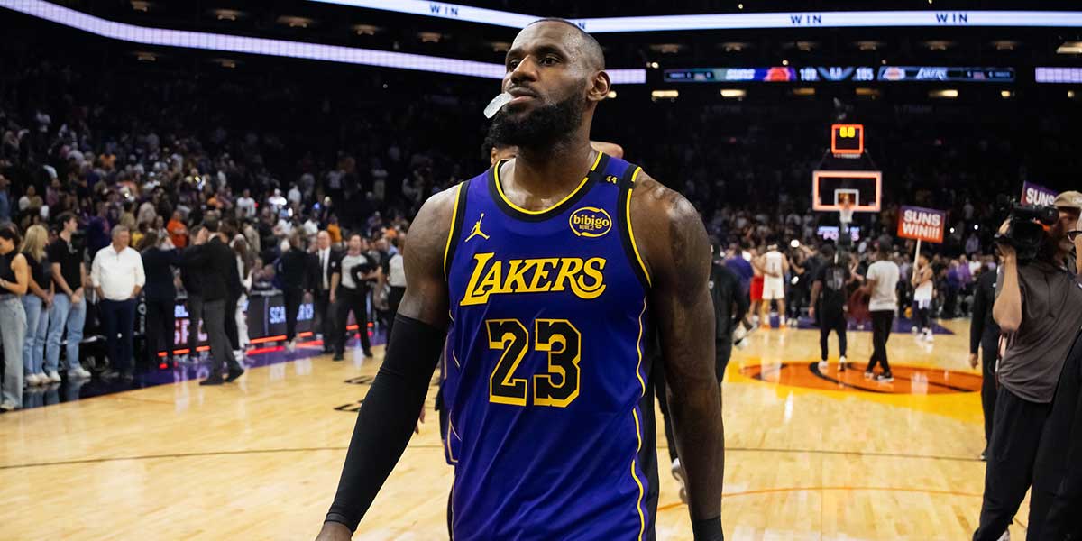 Los Angeles Lakers forward LeBron James (23) against the Phoenix Suns at Footprint Center.