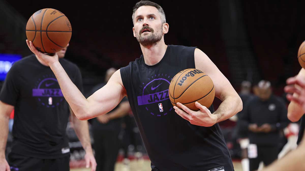 Utah Jazz forward Kevin Love (42) warms up before the game against the Houston Rockets at Toyota Center.