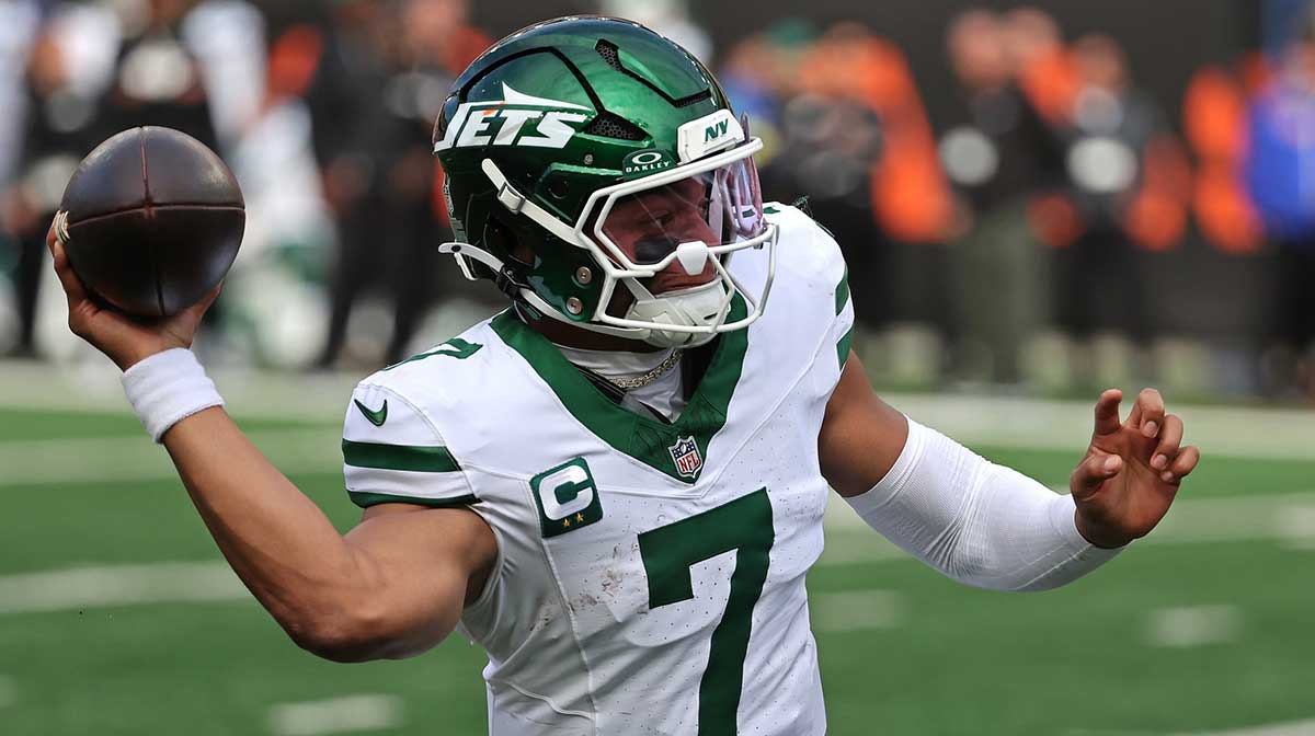 New York Jets quarterback Justin Fields (7) looks to pass the ball during the fourth quarter against the Cincinnati Bengals at Paycor Stadium.