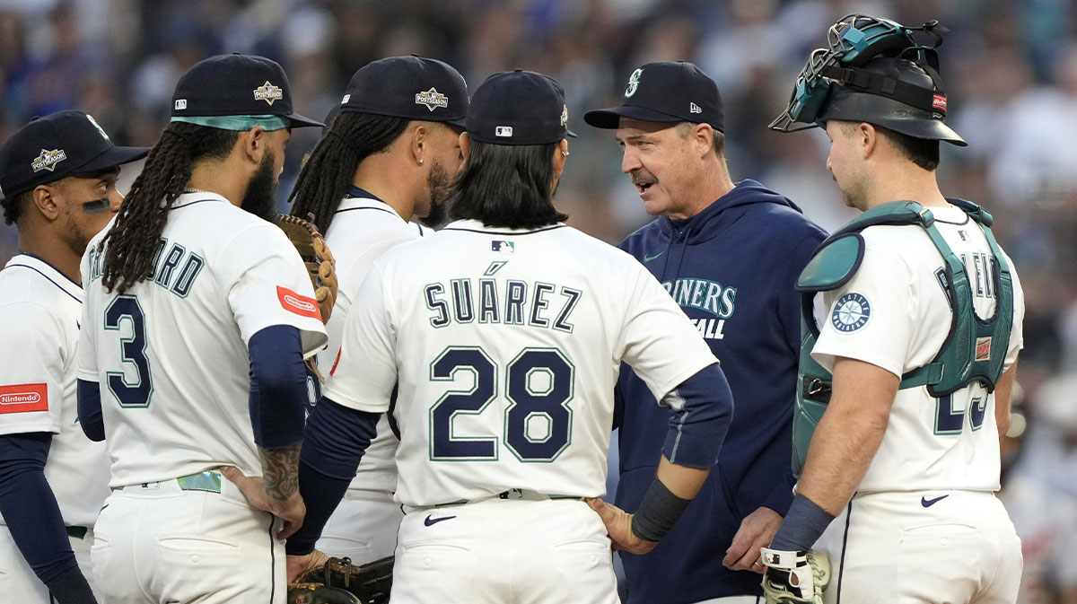 Mariners manager Dan Wilson (6) relieves pitcher Luis Castillo