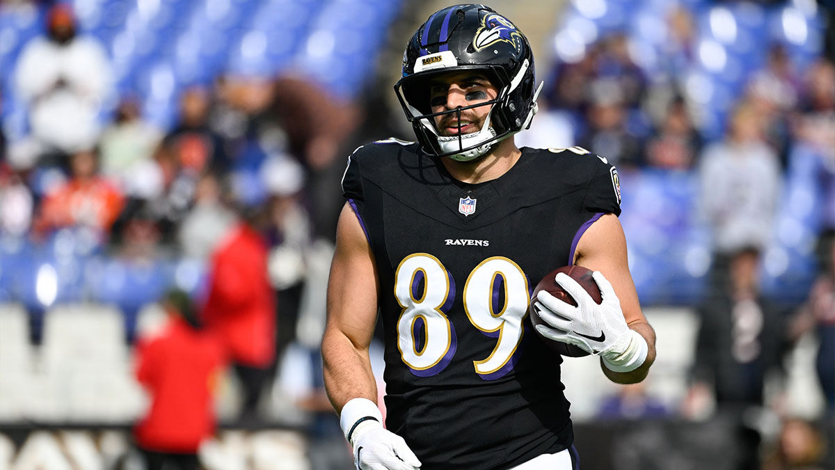 Baltimore Ravens tight end Mark Andrews (89) warms up before the game against the Chicago Bears at M&T Bank Stadium.