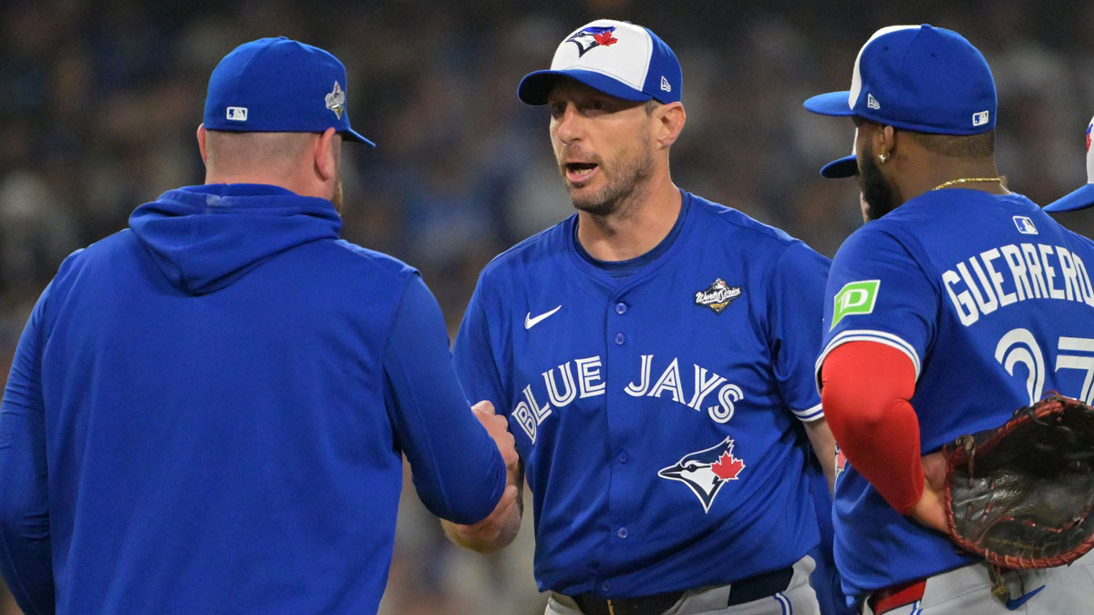 Toronto Blue Jays manager John Schneider (14) relieves pitcher Max Scherzer (31) in the fifth inning against the Los Angeles Dodgers during game three of the 2025 MLB World Series at Dodger Stadium.