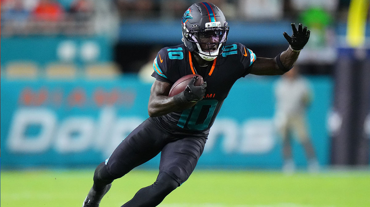 Miami Dolphins wide receiver Tyreek Hill (10) makes a catch against the New York Jets during the first half at Hard Rock Stadium.