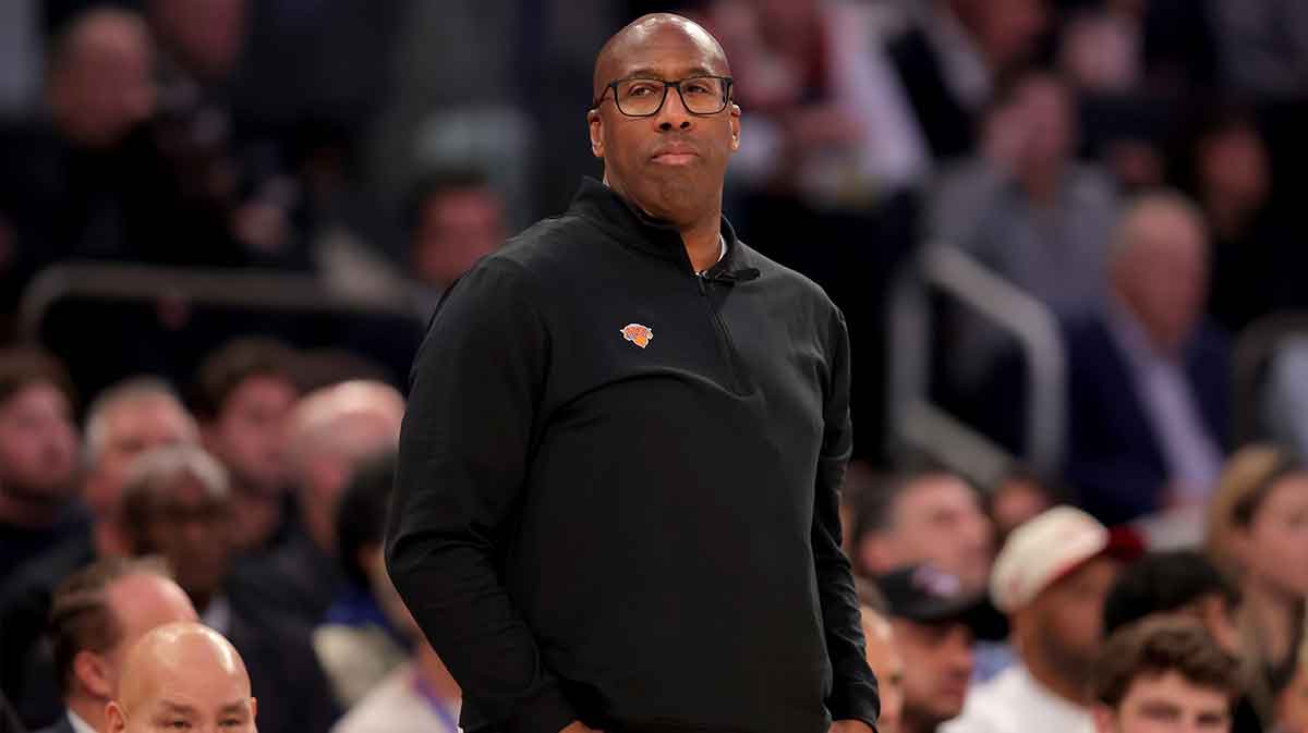New York Knicks head coach Mike Brown coaches against the Cleveland Cavaliers during the first quarter at Madison Square Garden.