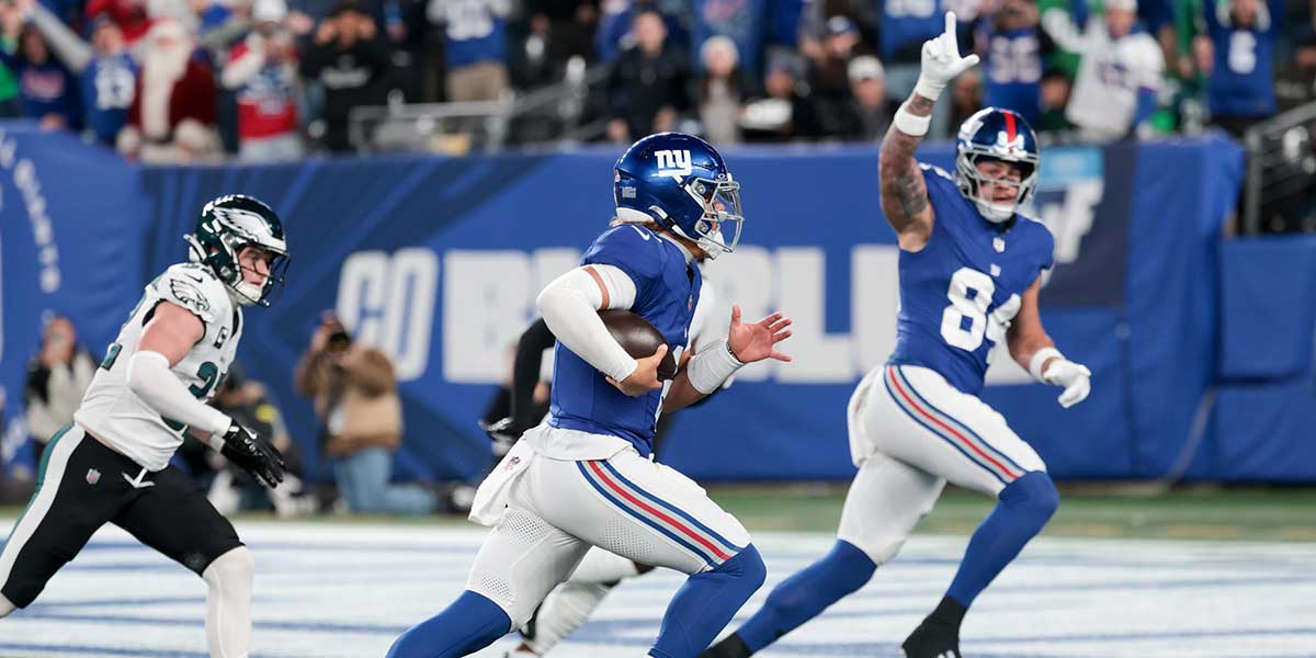 New York Giants quarterback Jaxson Dart (6) scrambles for a touchdown against the Philadelphia Eagles during the first quarter of the game at MetLife Stadium.