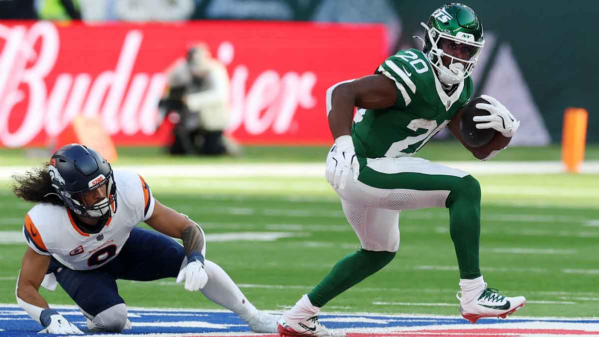 New York Jets running back Breece Hall (20) runs the ball against the Denver Broncos