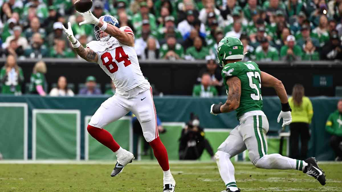 New York Giants tight end Theo Johnson (84) makes a catch against Philadelphia Eagles linebacker Zack Baun (53) in the third quarter at Lincoln Financial Field.
