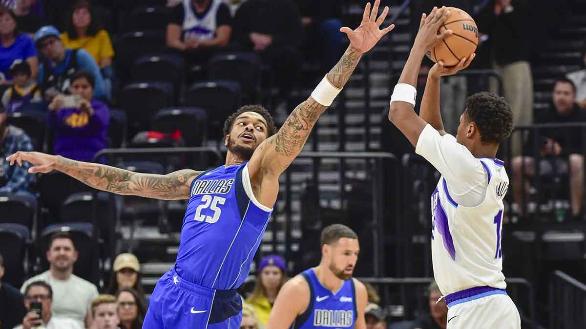 Dallas Mavericks forward P.J. Washington (25) attempts to block the shot by Utah Jazz forward Ace Bailey (19) during the first quarter at Delta Center.
