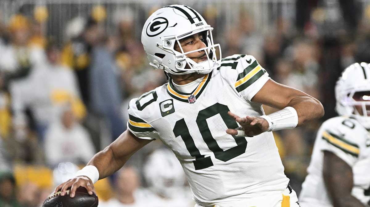 Green Bay Packers quarterback Jordan Love (10) passes against the Pittsburgh Steelers during the second quarter at Acrisure Stadium.