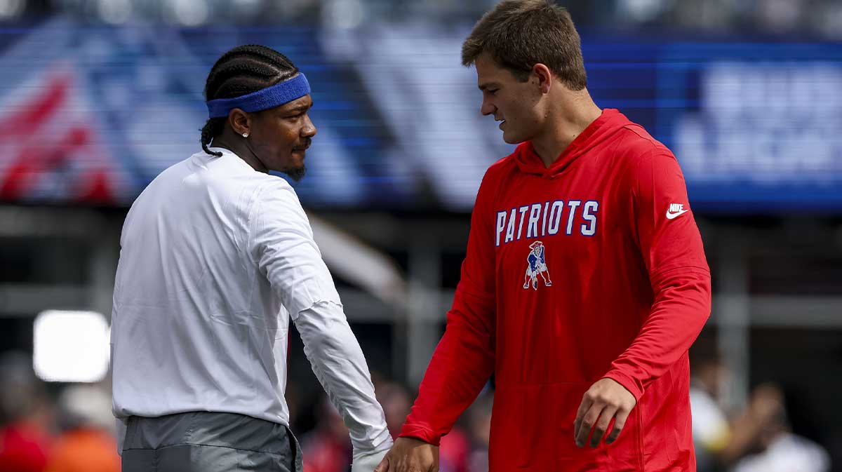 Patriots quarterback Drake Maye (10) and New England Patriots wide receiver Stefon Diggs (8) before the game against the Pittsburgh Steelers at Gillette Stadium