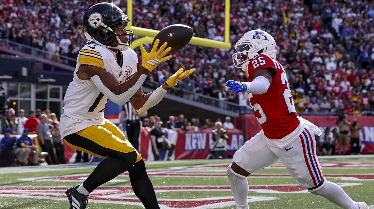 Pittsburgh Steelers wide receiver Calvin Austin III (19) scores the winning touchdown during the fourth quarter at Gillette Stadium.