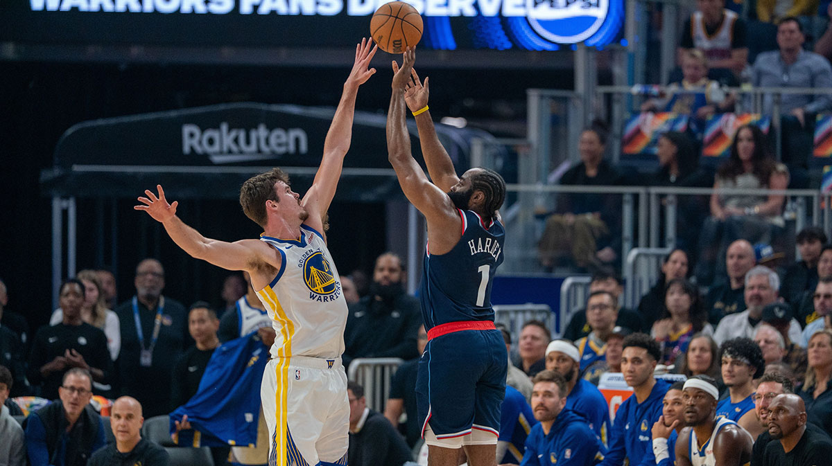 Golden State Warriors center Quinten Post (21) defends against LA Clippers guard James Harden (1) during the first quarter at Chase Center.