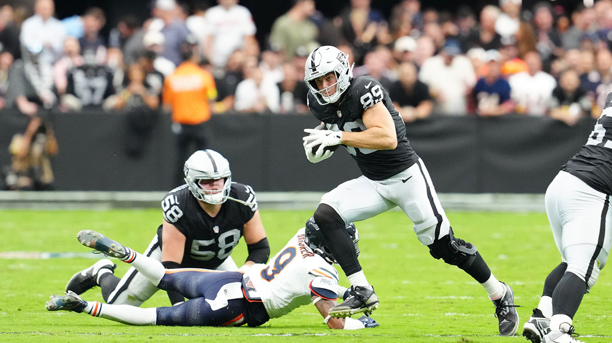Las Vegas Raiders tight end Brock Bowers (89) runs the ball during the second half against the Chicago Bears at Allegiant Stadium.