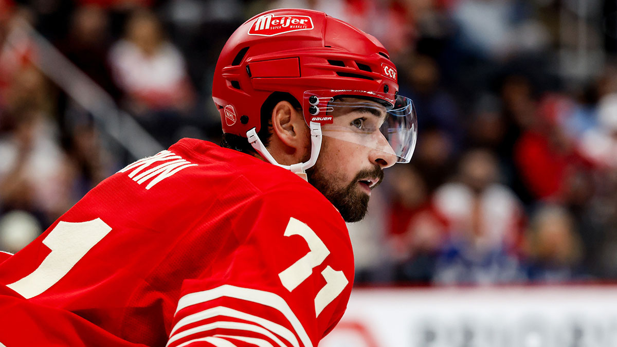 https://wp.clutchpoints.com/wp-content/uploads/2025/10/Red-Wings-GM-Steve-Yzerman-denies-icy-relationship-with-Dylan-Larkin.jpg