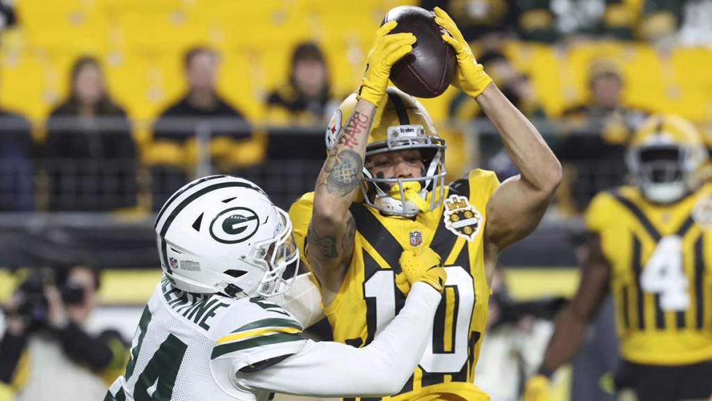Pittsburgh Steelers wide receiver Roman Wilson (10) attempts a catch against Green Bay Packers cornerback Carrington Valentine (24) during the fourth quarter at Acrisure Stadium.