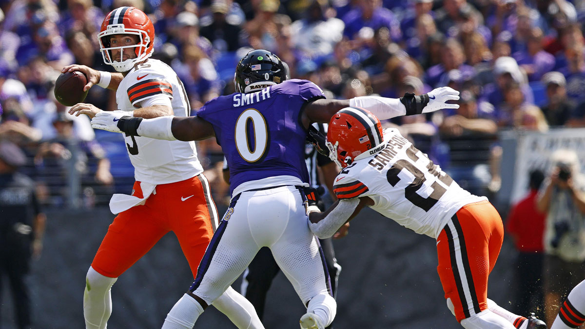 Cleveland Browns quarterback Joe Flacco (15) throws a pass against Baltimore Ravens linebacker Roquan Smith (0) during the first quarter at M&T Bank Stadium.
