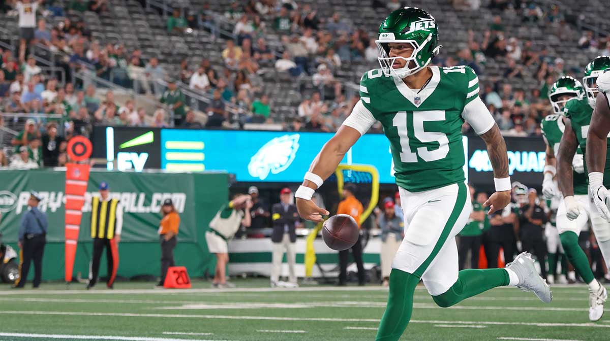 New York Jets quarterback Adrian Martinez (15) rushed for a touchdown during the second half against the Philadelphia Eagles at MetLife Stadium.