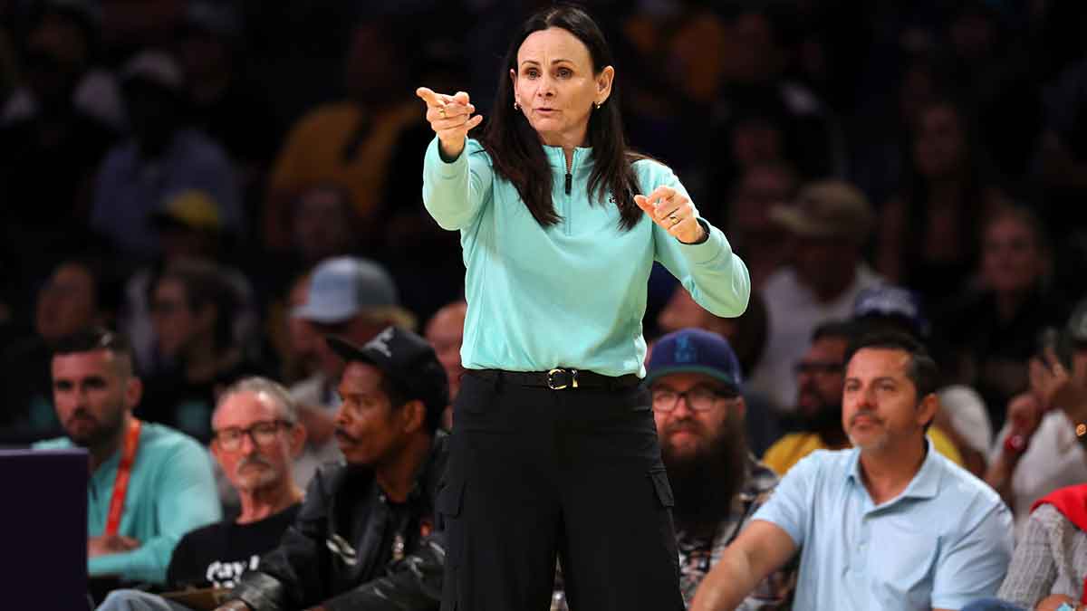 New York Liberty head coach Sandy Brondello instructs a play during the first quarter against the Los Angeles Sparks at Crypto.com Arena.