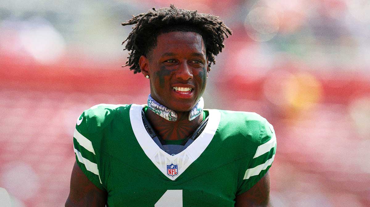 New York Jets cornerback Sauce Gardner (1) warms up before a game against the Tampa Bay Buccaneers at Raymond James Stadium.