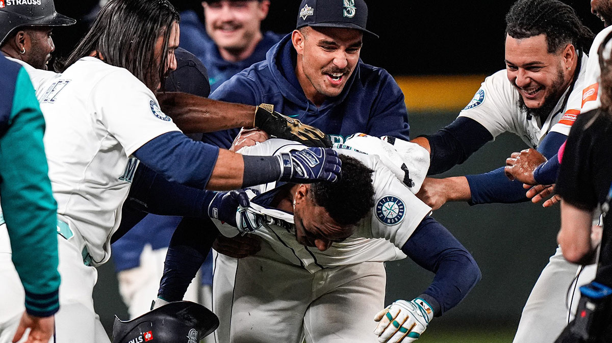 Watch Mariners celebrate ALDS Game 5 win in amazing on-field clip