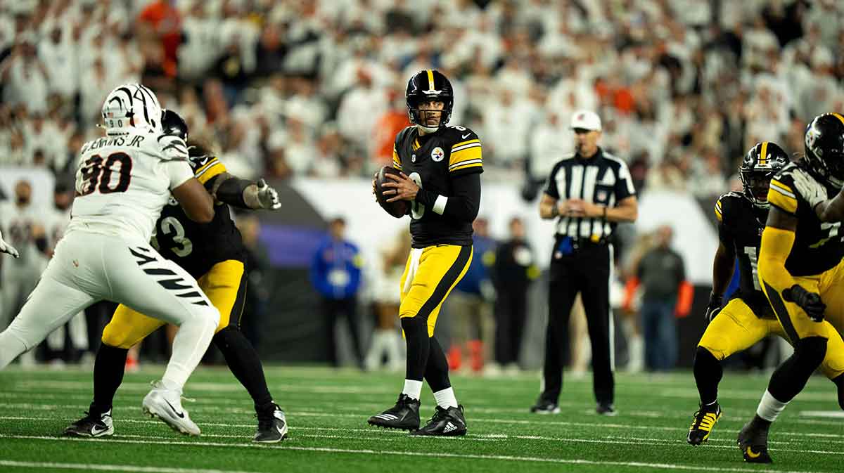 Pittsburgh Steelers quarterback Aaron Rodgers (8) looks to throw in the third quarter of the NFL game between the Cincinnati Bengals and Pittsburgh Steelers at Paycor Stadium in Cincinnati on Oct. 16, 2025.
