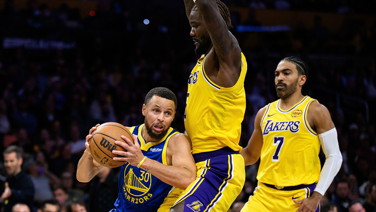 Golden State Warriors guard Stephen Curry (30) drives against Los Angeles Lakers center Deandre Ayton (5) during the second half at Crypto.com Arena.