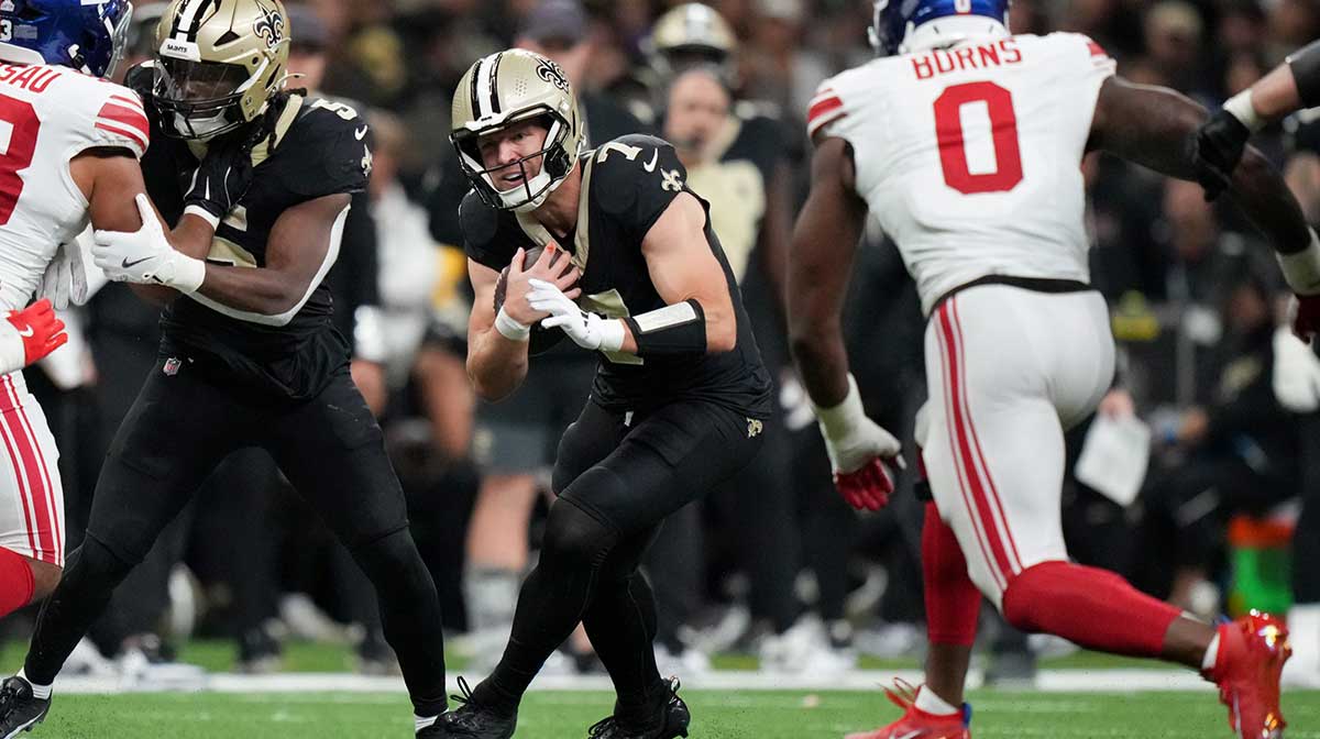 New Orleans Saints tight end Taysom Hill (7) runs the ball against the New York Giants during the fourth quarter at Caesars Superdome.