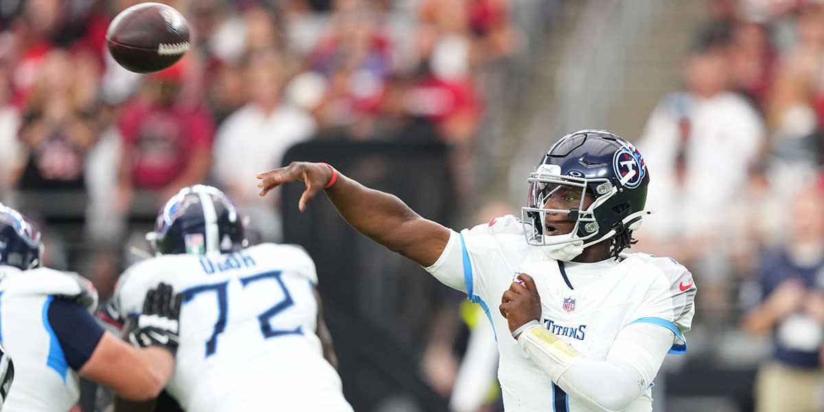 Tennessee Titans quarterback Cam Ward (1) makes a throw against the Arizona Cardinals during the fourth quarter at State Farm Stadium.