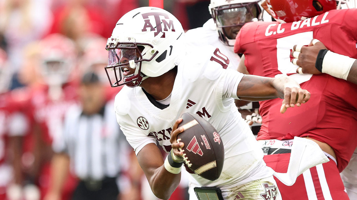 exas A&M Aggies quarterback Marcel Reed (10) rushes in the first quarter against the Arkansas Razorbacks at Donald W. Reynolds Razorback Stadium.