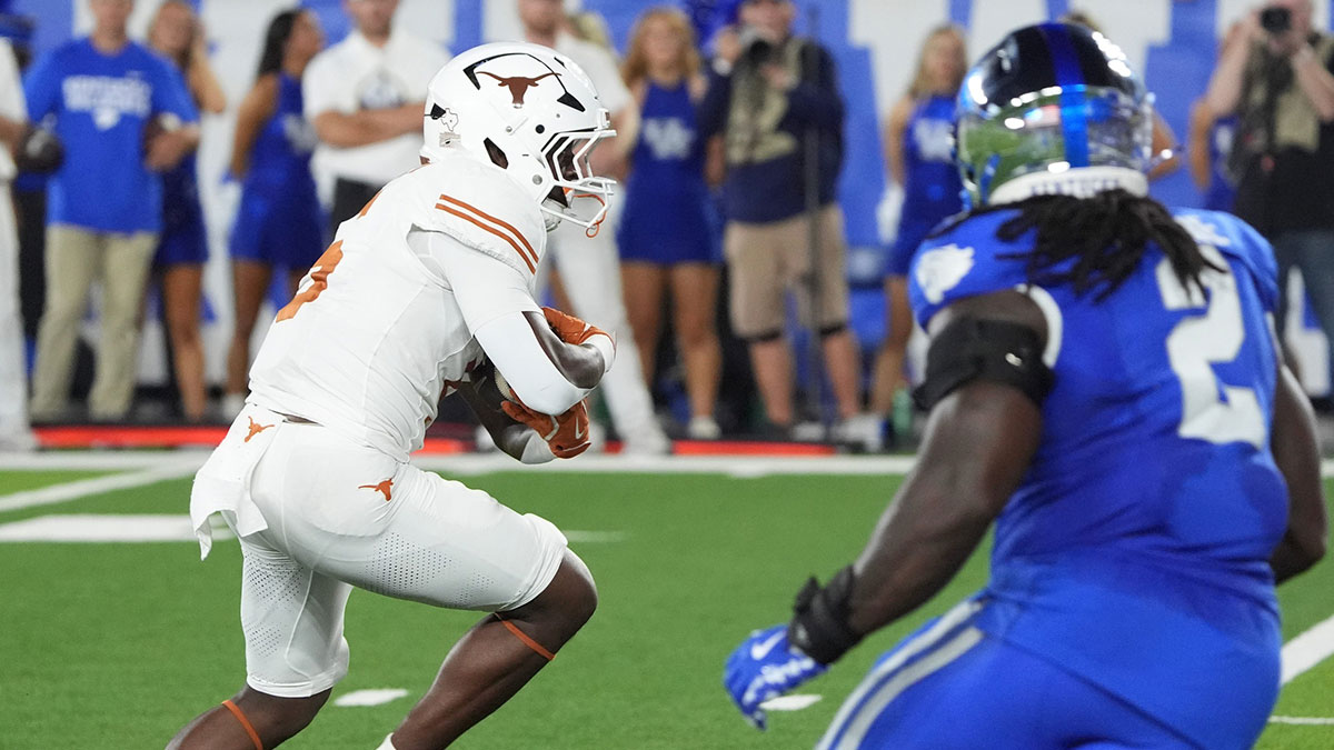 Texas’ Quintrevion Wisner scores a touchdown against Kentucky Saturday night at Kroger Field. Oct. 18, 2025