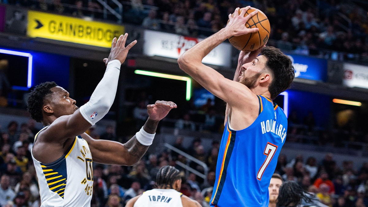 Thunder center Chet Holmgren (7) shoots the ball while Indiana Pacers guard Bennedict Mathurin (00) defends in the first half at Gainbridge Fieldhouse