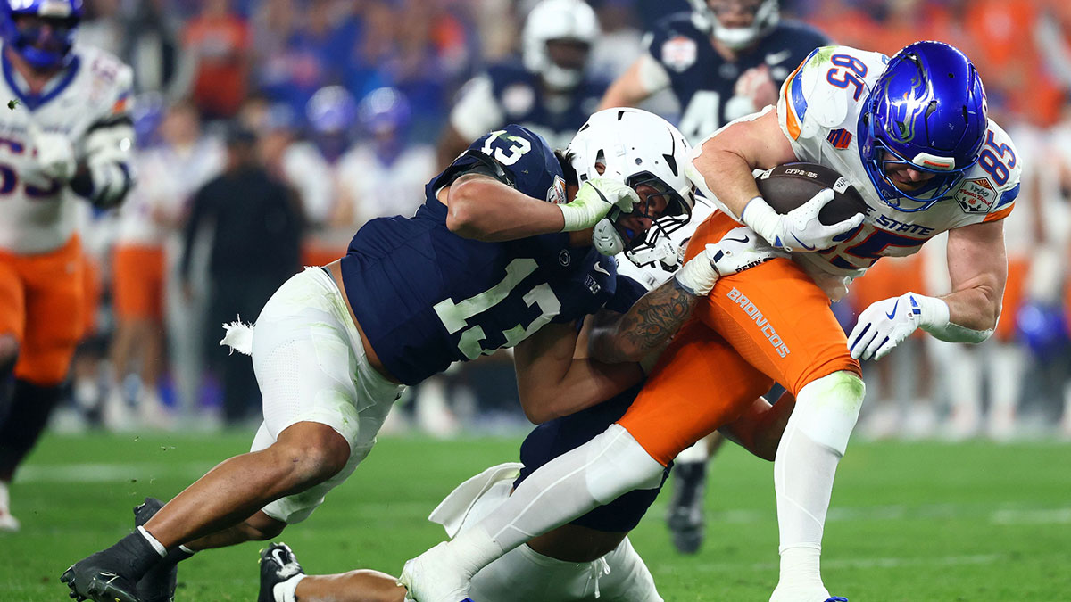 Boise State Broncos tight end Matt Lauter (85) makes a catch against Penn State Nittany Lions safety Jaylen Reed (1) and linebacker Tony Rojas (13) during the first half in the Fiesta Bowl at State Farm Stadium.